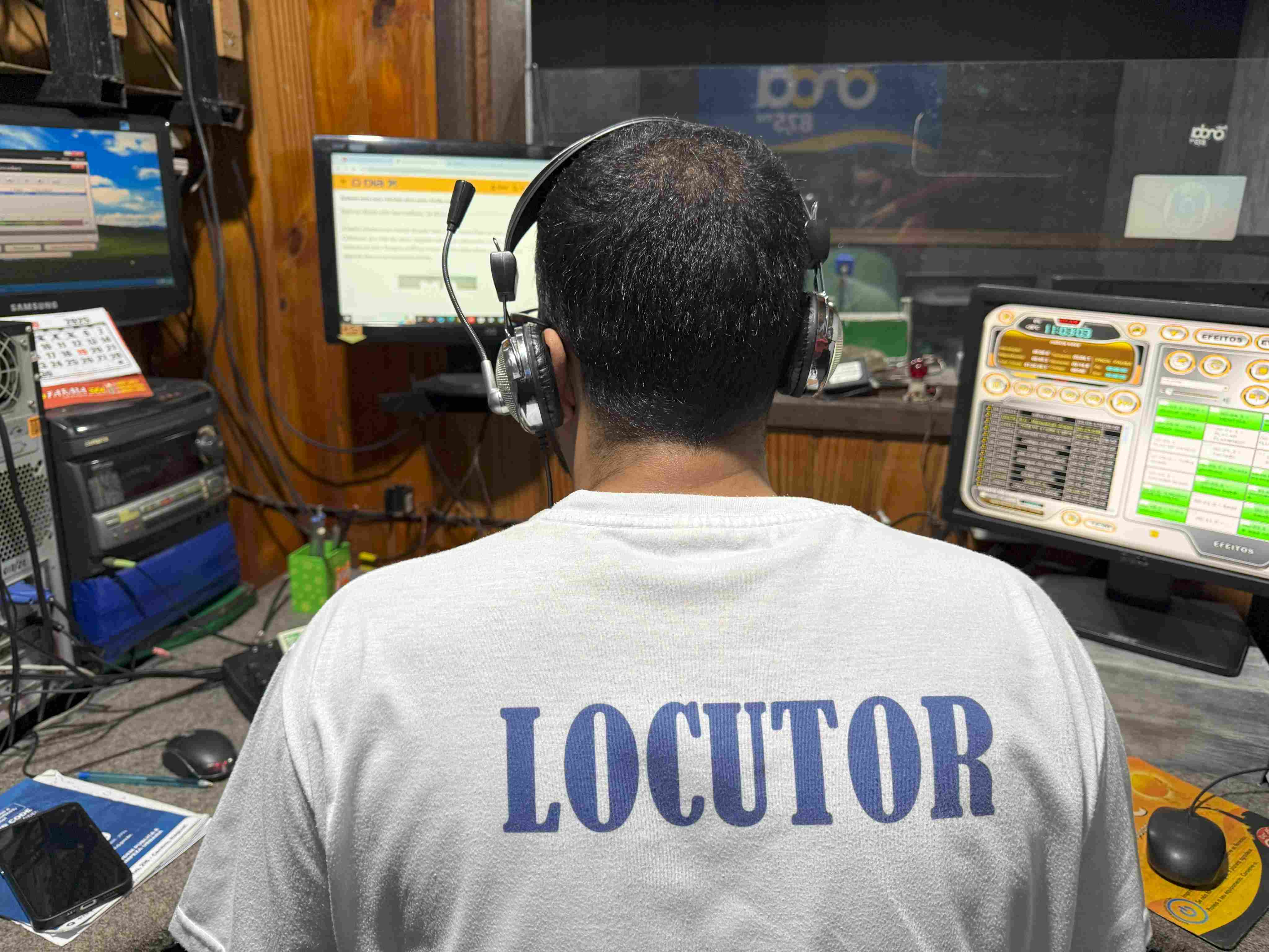 Locutor Gilson na ativa, tocando “Abracadabra” de Lady Gaga.